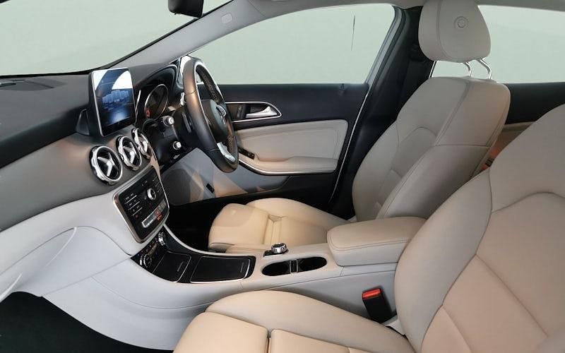 Used Mercedes GLA200 Executive 136 HP (100 kW) 2018 Silver SUV