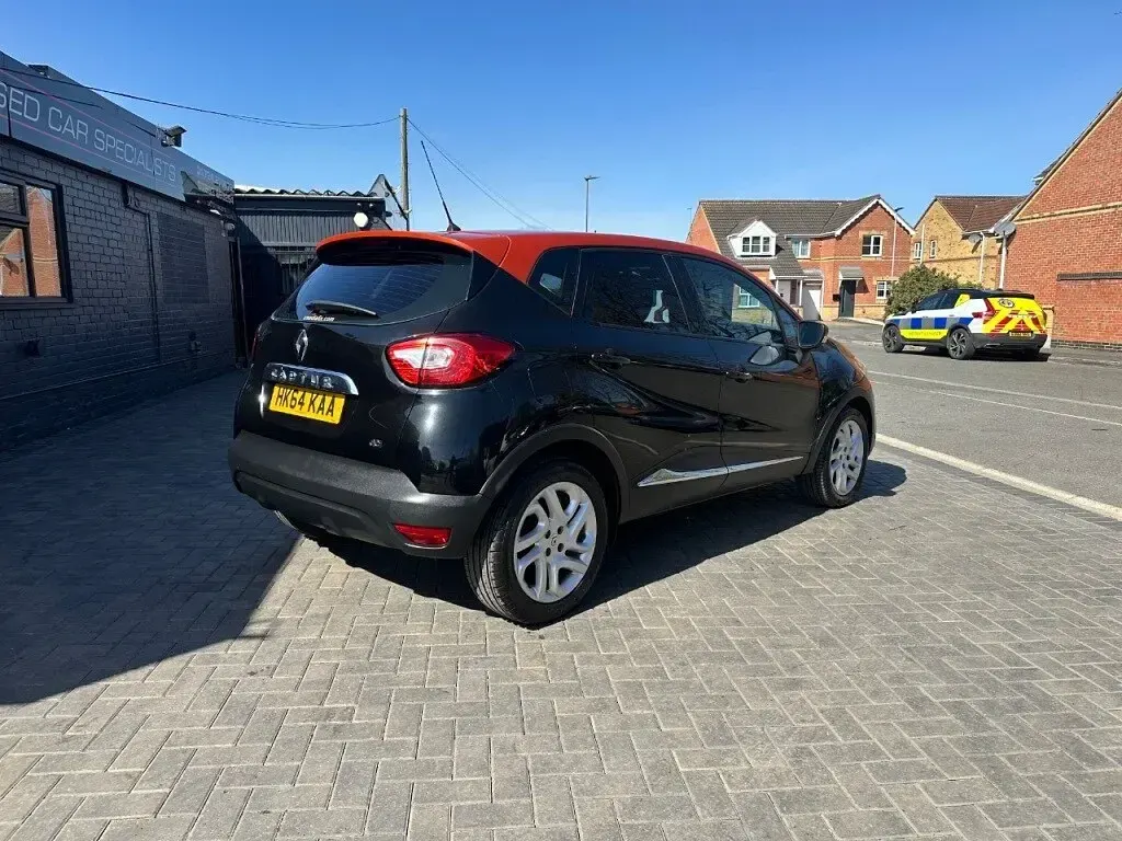 Used Renault Captur Dynamique 90 HP (66 kW) 2015 Black/orange SUV