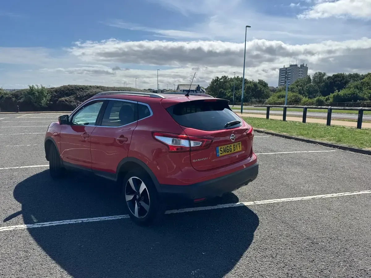 Used Nissan Qashqai N-Connecta 110 HP (80 kW) 2016 Red SUV