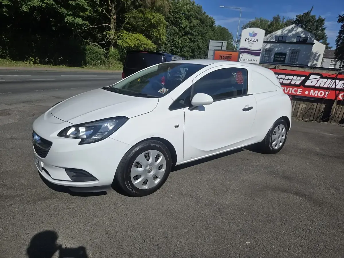 Used Vauxhall Corsa 95 HP (69 kW) 2018 White Hatchback