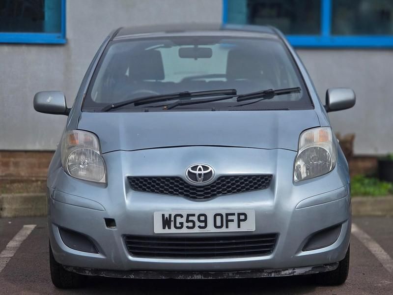 Used Toyota Yaris 87 HP (63 kW) 2010 Silver Hatchback