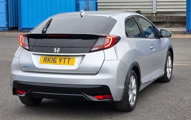 Begagnad Honda Civic S 120 HK (88 kW) 2016 Silver Halvkombi