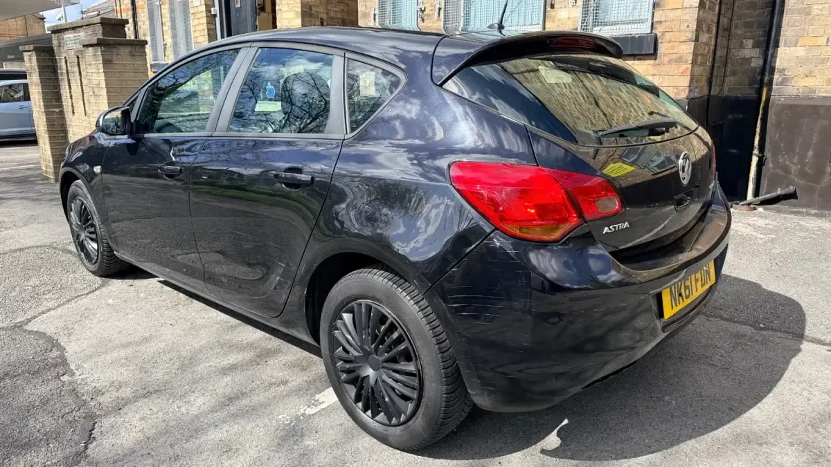 Second-hand Vauxhall Astra 2012 Negru Hatchback
