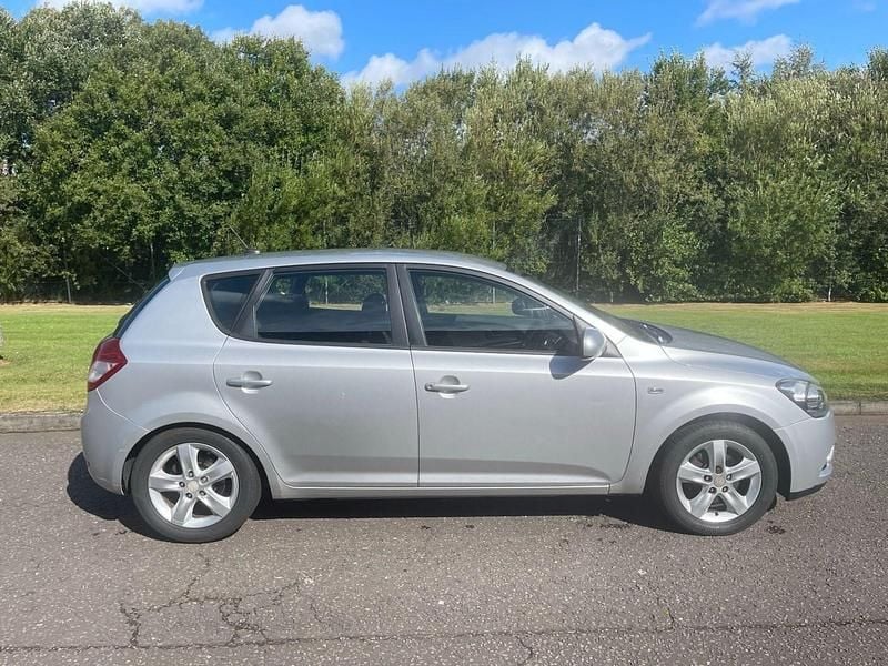 Silver Used 2010 Kia Ceed 2 Hatchback | £1,800 - Image 1/1