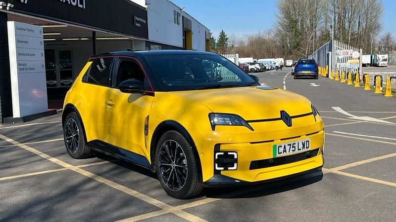Used Renault R5 Iconic 89 kW (122 HP) 2025 Additional twotone metallic  pop yellow with bla  Hatchback
