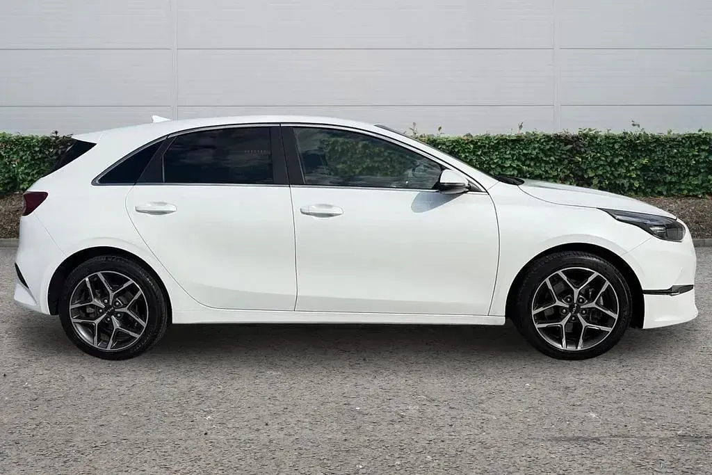 Used Kia Ceed 2023 White Hatchback