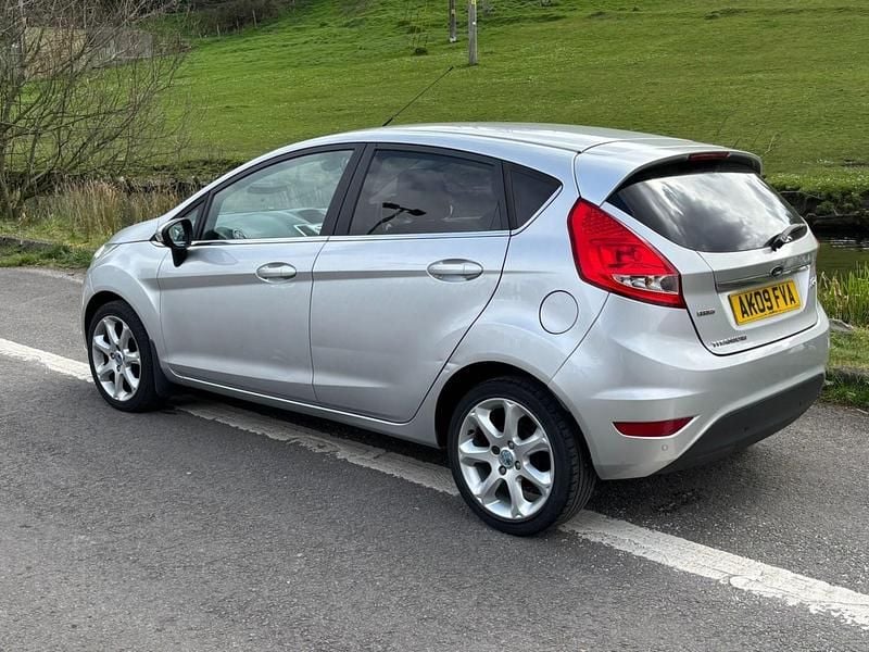 Used Ford Fiesta Titanium 70 HP (51 kW) 2009 Silver Hatchback