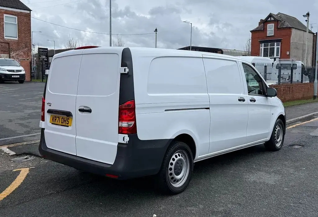 Used Mercedes Vito Progressive 160 HP (117 kW) 2021 White Van