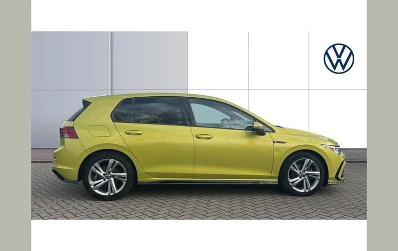 Begagnad VW Golf VIII R-line 147 HK (108 kW) 2021 Gul Halvkombi