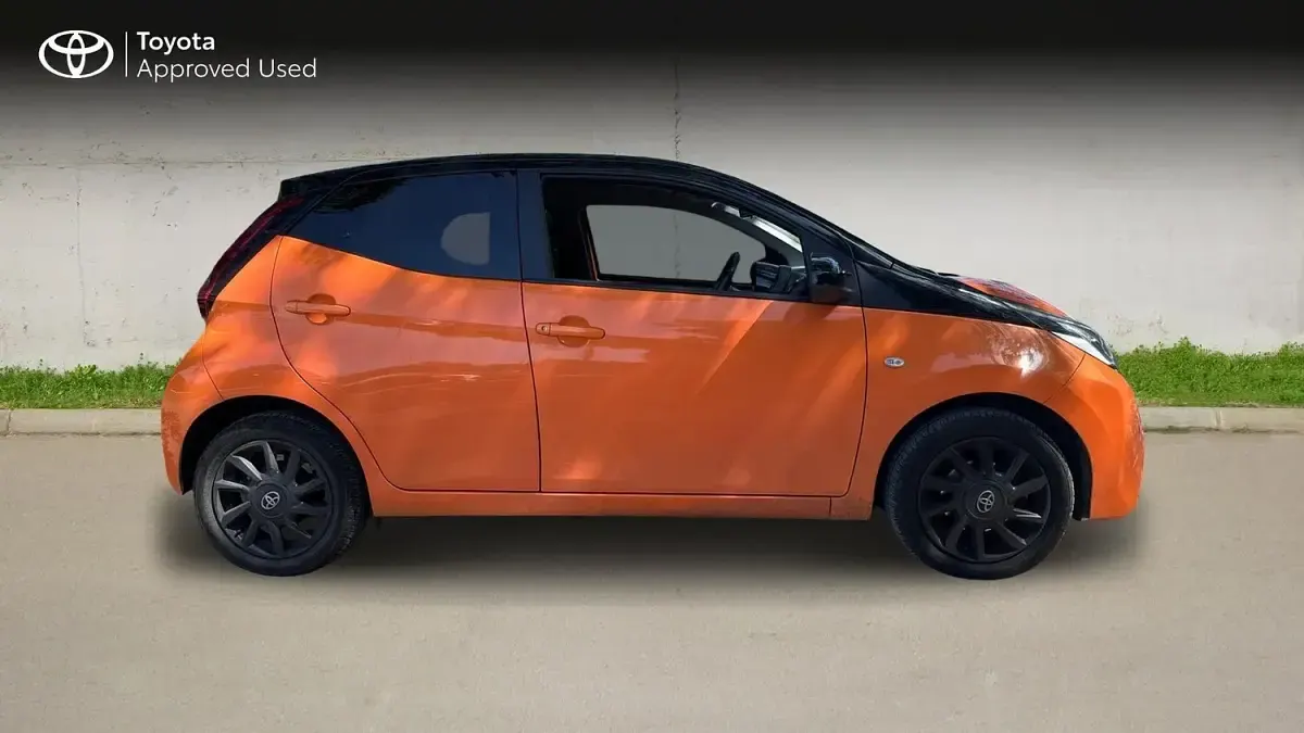 Begagnad Toyota Aygo X-cite 72 HK (52 kW) 2019 Orange Halvkombi