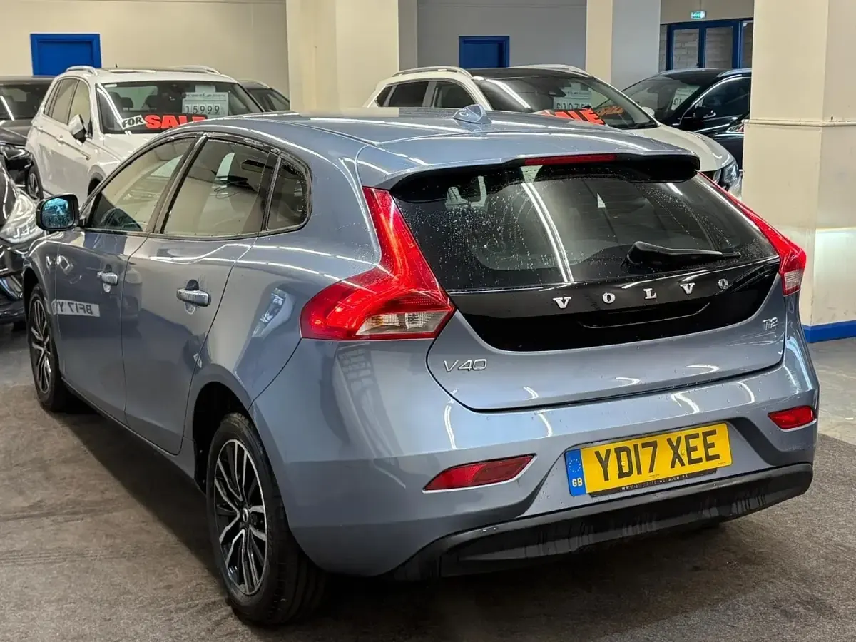 Used Volvo V40 Momentum 2017 Blue Hatchback