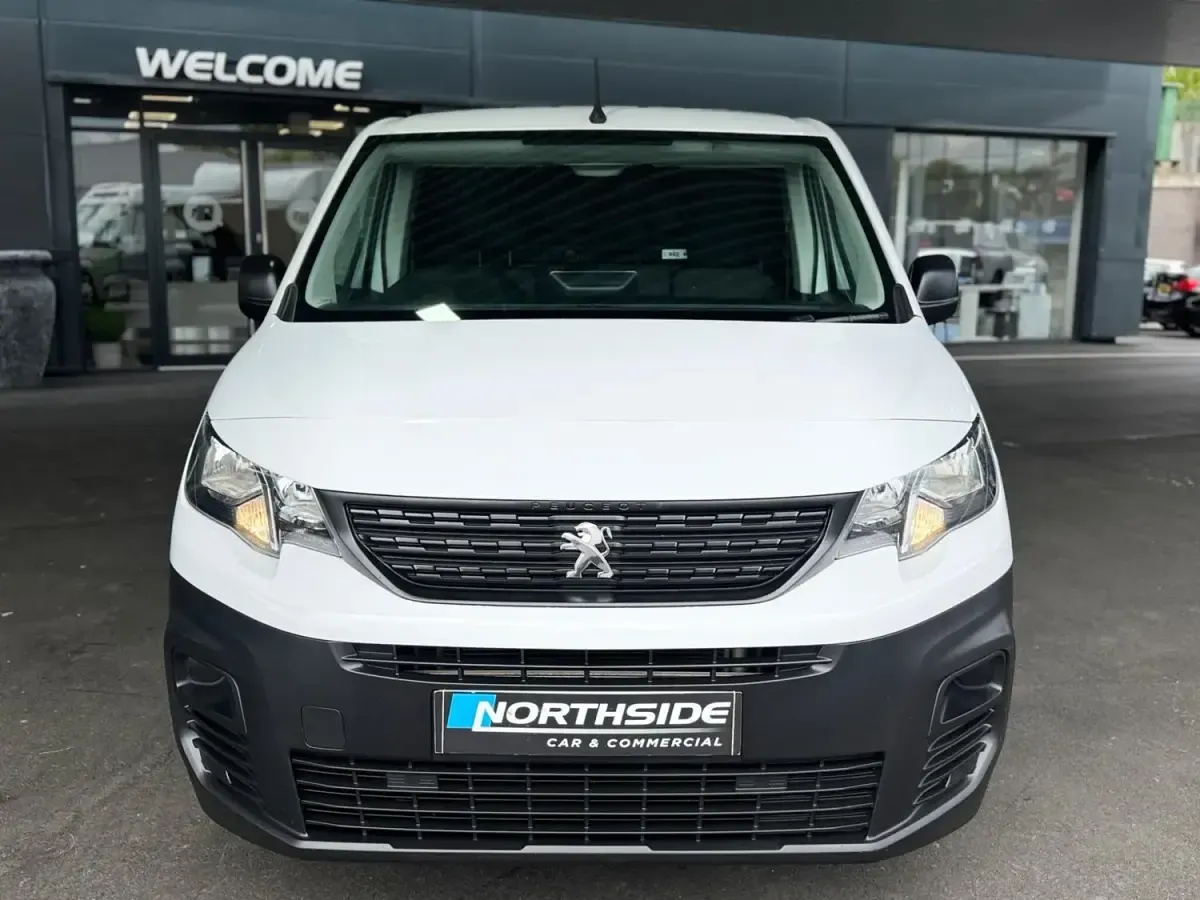 Second-hand Peugeot Partner Premium 2023 Alb Monovolum