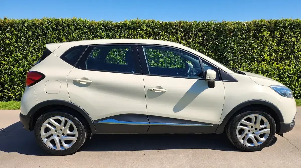 Used Renault Captur Dynamique 90 HP (66 kW) 2014 Cream SUV