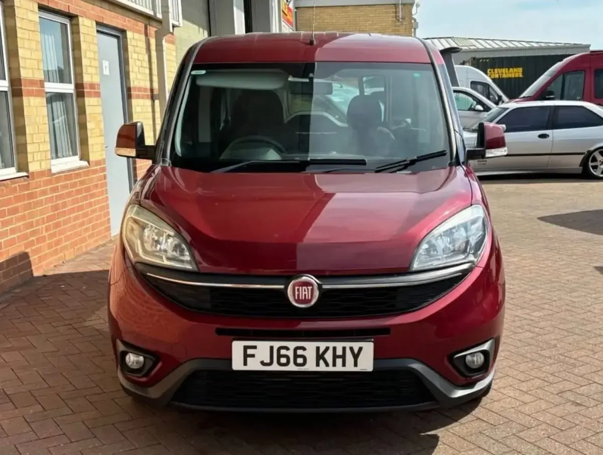 Usado Fiat Doblò Easy 95 CV (69 kW) 2017 Rojo Monovolumen