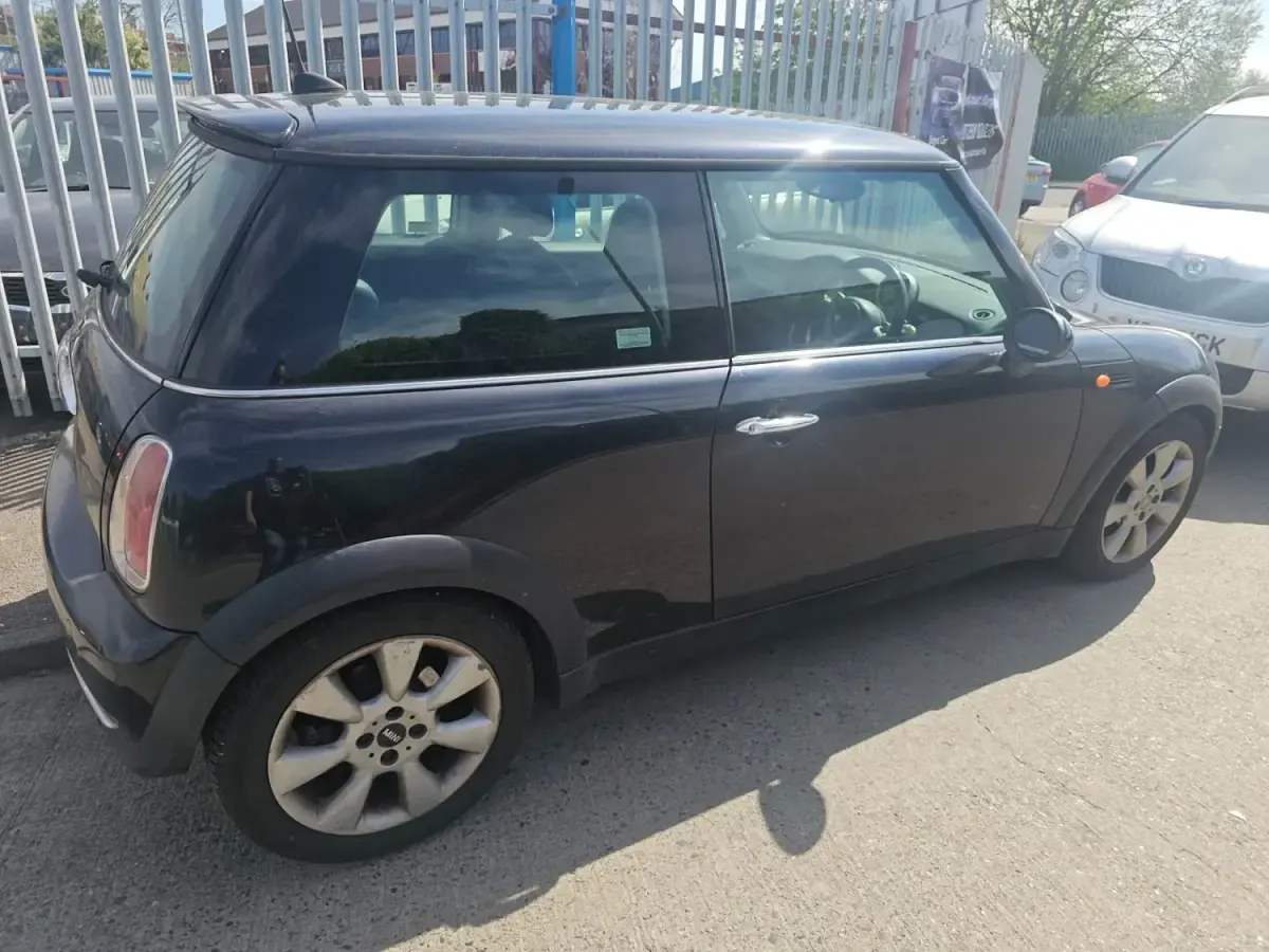 Begagnad Mini Cooper Hatch 2005 Svart Halvkombi
