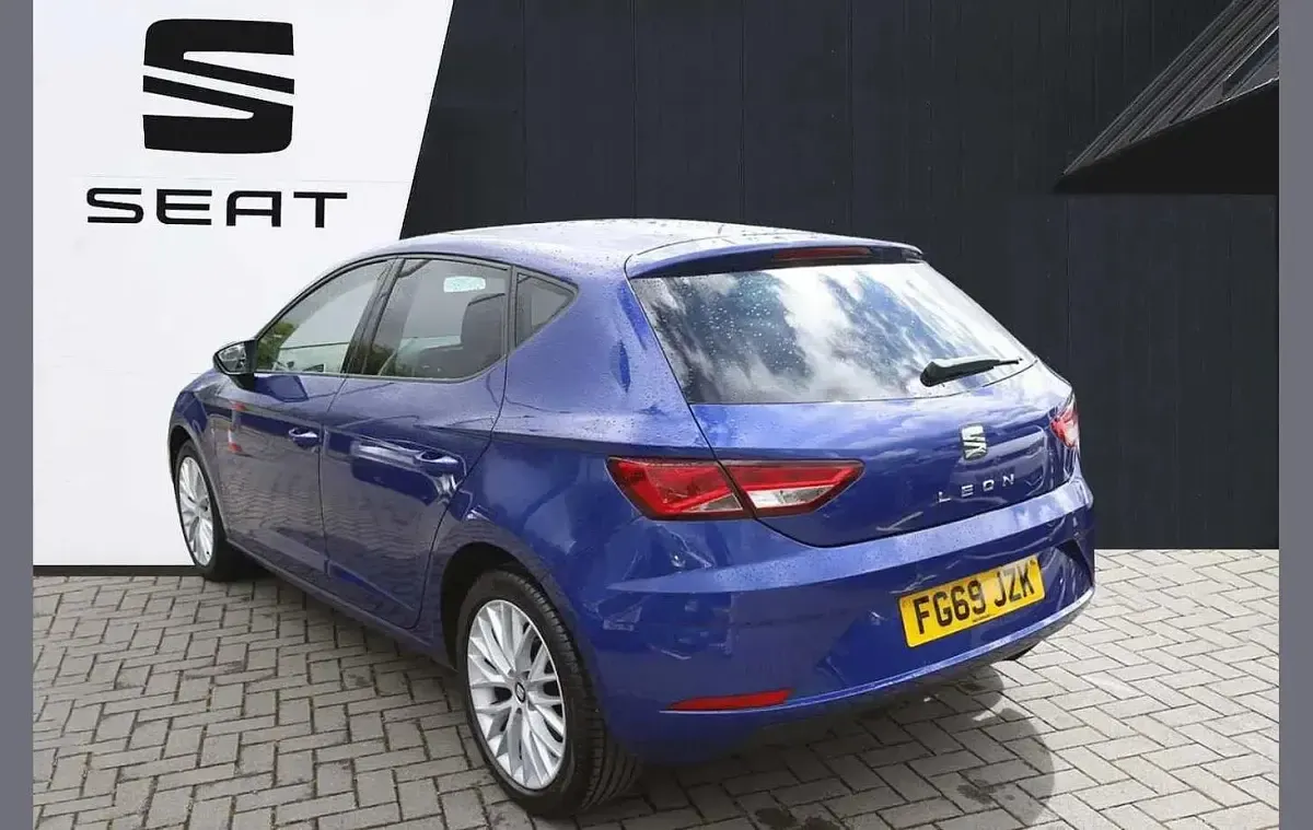 Used Seat Leon SE Dynamic 128 HP (94 kW) 2019 Blue Hatchback