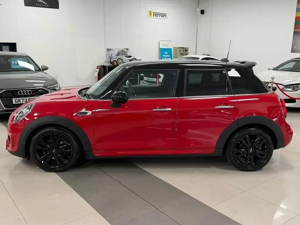Używany Mini Cooper Hatch 136 KM (100 kW) 2018 Czerwony Hatchback