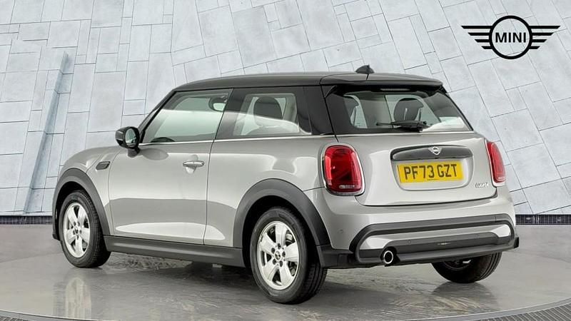 Usado Mini Cooper Classic 134 HP (98 kW) 2023 Prateado Citadino