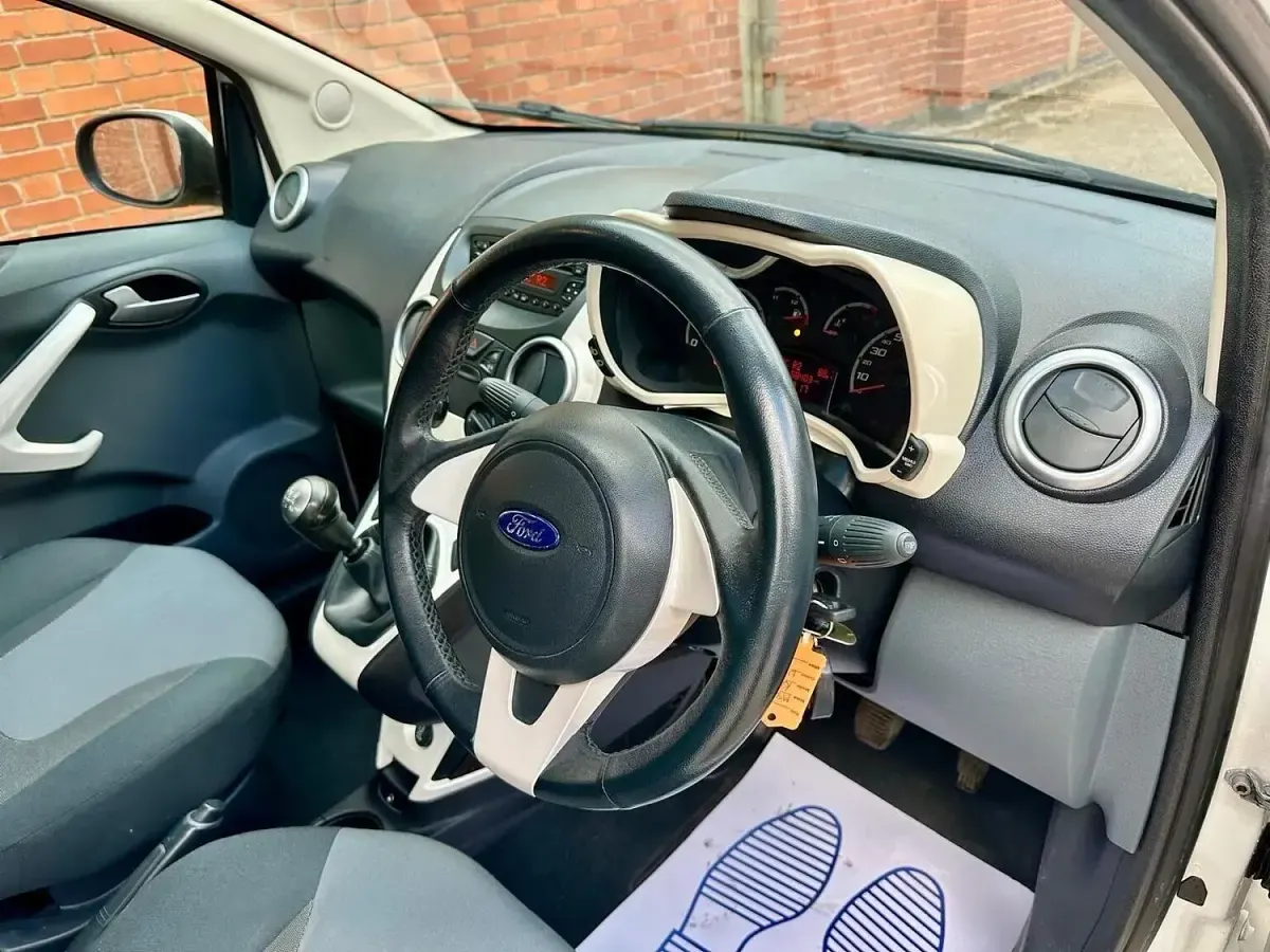 Used Ford Ka Zetec 69 HP (50 kW) 2012 White Hatchback