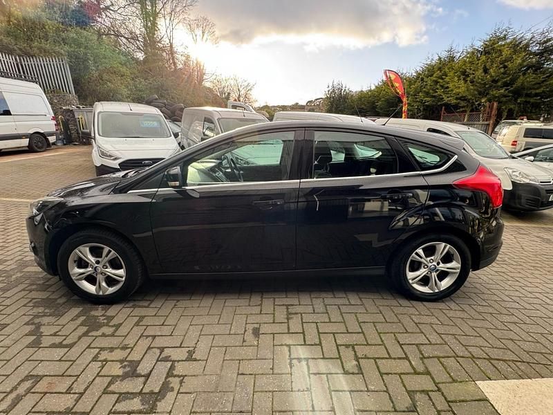 Used Ford Focus Zetec 125 HP (91 kW) 2011 Black Hatchback