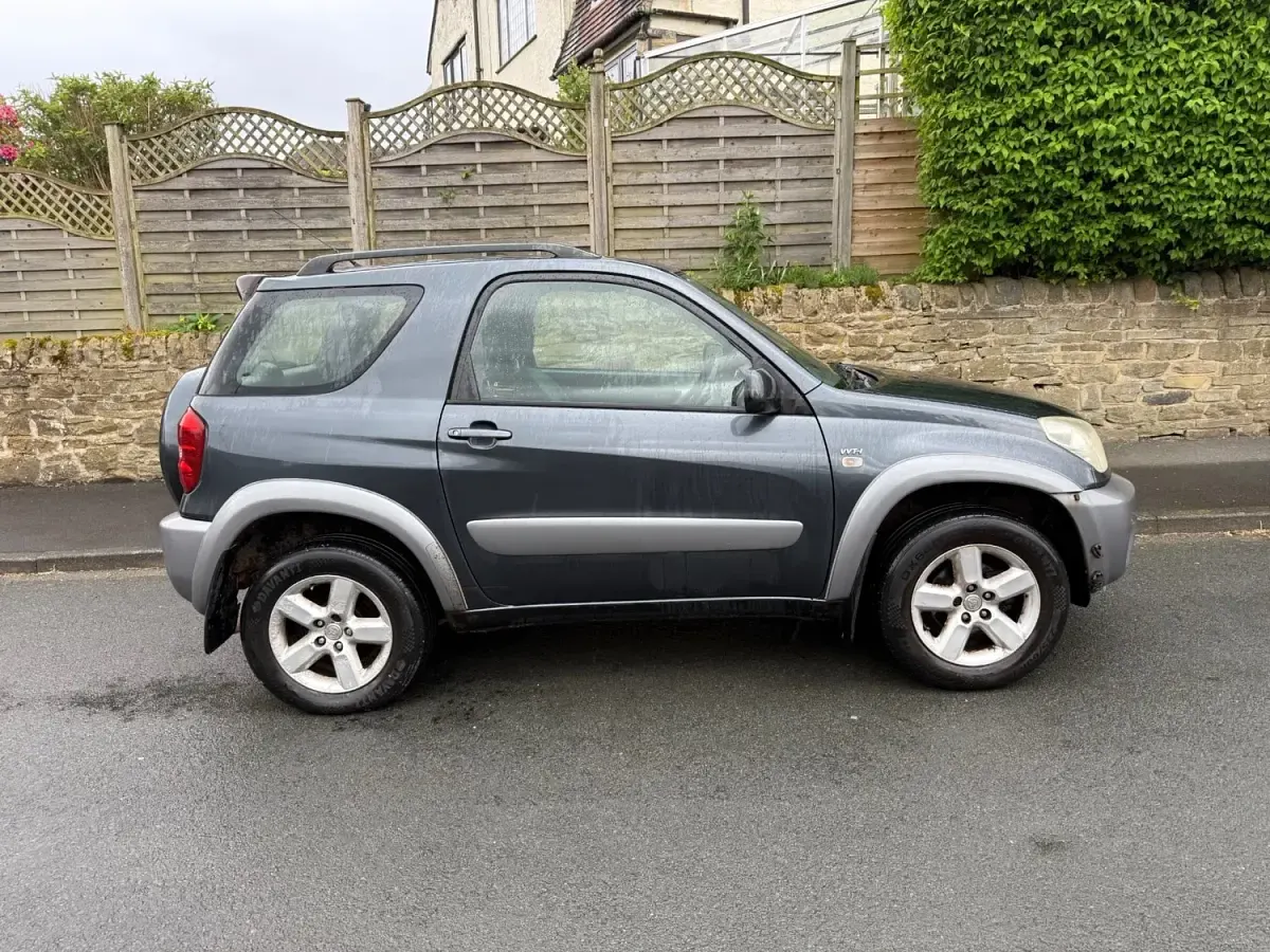 Begagnad Toyota RAV4 147 HK (108 kW) 2004 Grå SUV