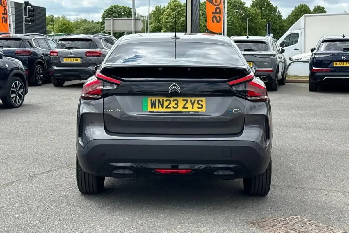 Usado Citroën e-C4 Shine 100 kW (136 CV) 2023 Gris Utilitario