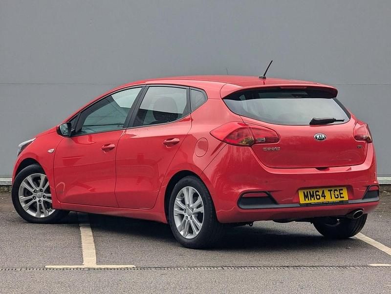 Used Kia Ceed 89 HP (65 kW) 2015 Red Hatchback