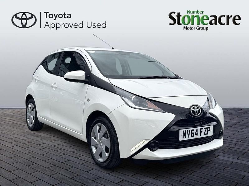 Used Toyota Aygo X-play 68 HP (50 kW) 2015 White Hatchback