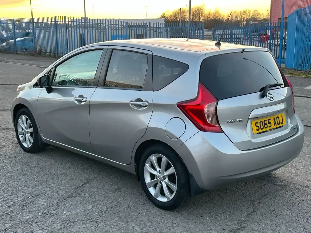 Begagnad Nissan Note Tekna 90 HK (66 kW) 2015 Silver Halvkombi