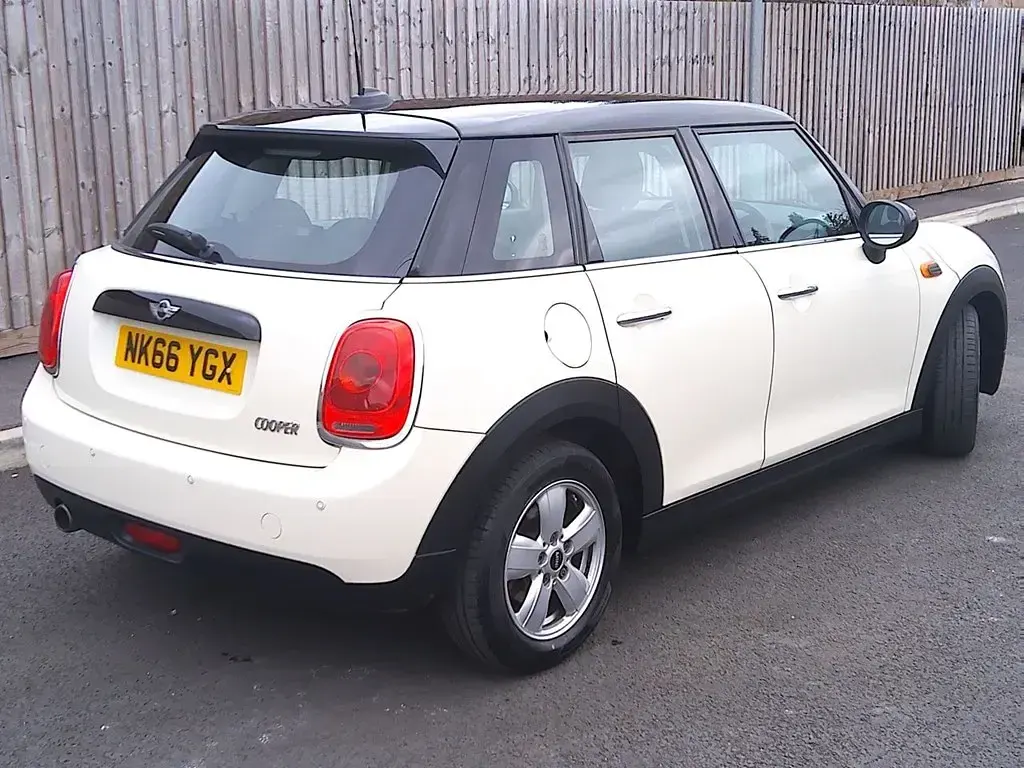 Usado Mini Cooper Hatch 136 CV (100 kW) 2016 Blanco Utilitario