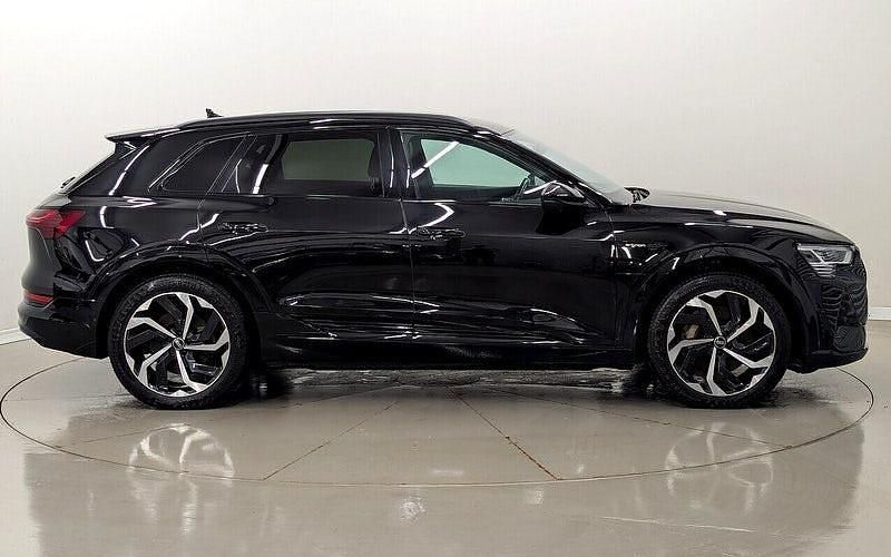 Begagnad Audi e-tron Black Edition 300 kW (408 HK) 2022 Svart SUV