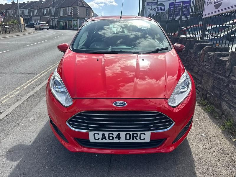 Usado Ford Fiesta Zetec 82 CV (60 kW) 2015 Rojo Utilitario