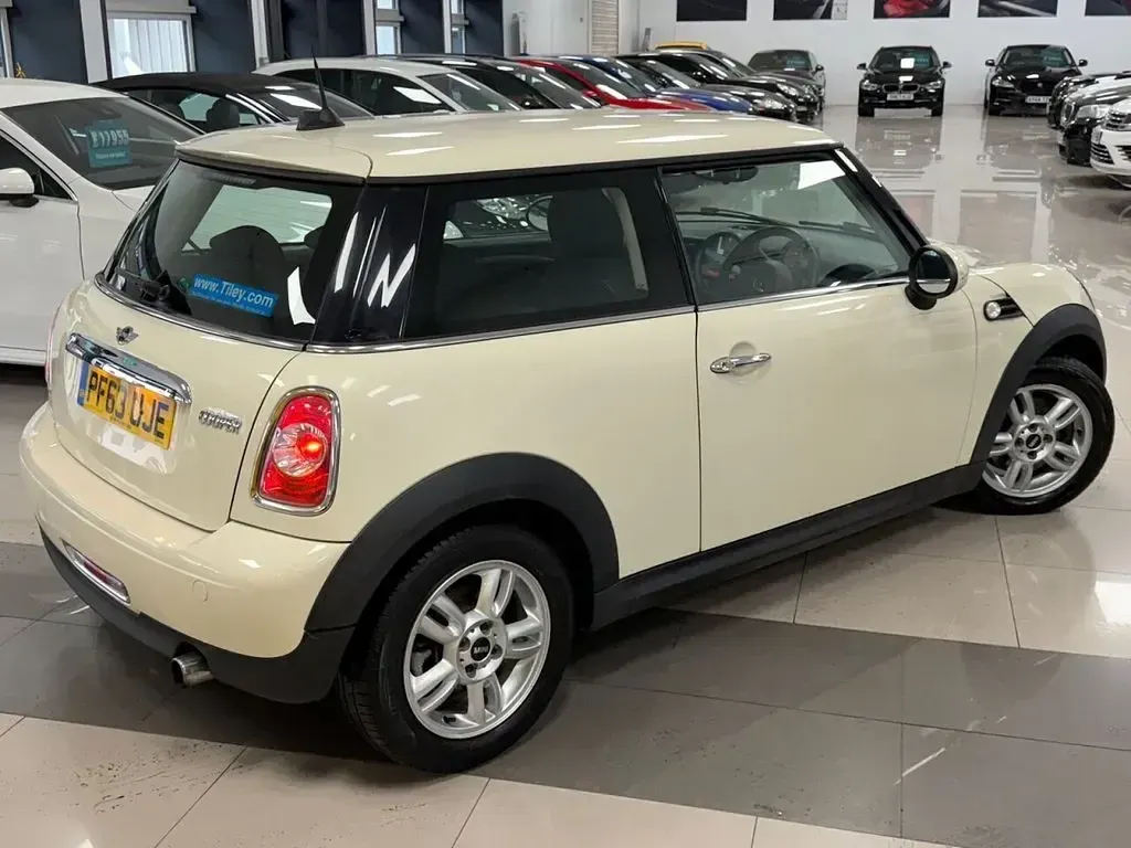 Used Mini Cooper Hatch 122 HP (89 kW) 2014 White Hatchback