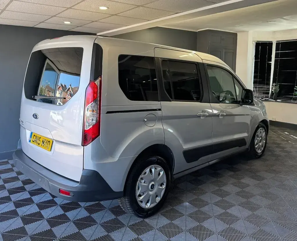 Used Ford Tourneo Connect Zetec 95 HP (69 kW) 2015 Silver MPV