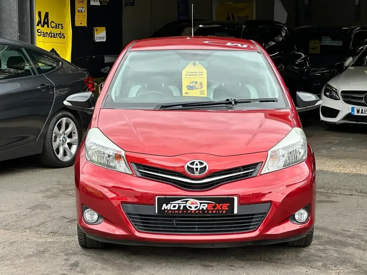 Begagnad Toyota Yaris Multidrive S 2013 Röd Halvkombi