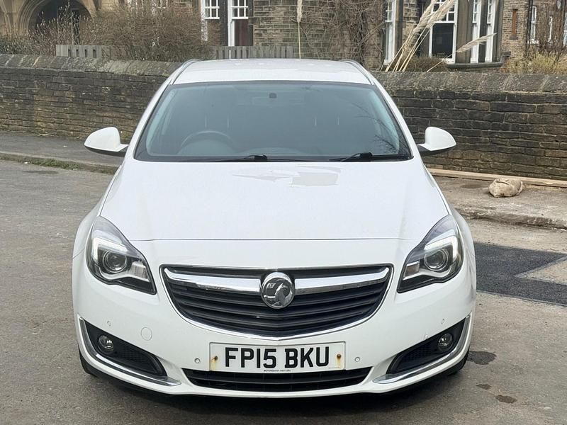Used Vauxhall Insignia SRi 163 HP (119 kW) 2015 White Estate