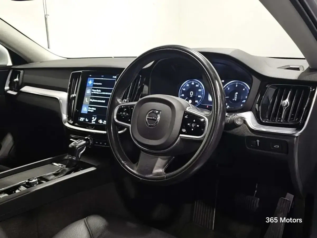 Begagnad Volvo V60 Momentum 150 HK (110 kW) 2020 Silver Kombi