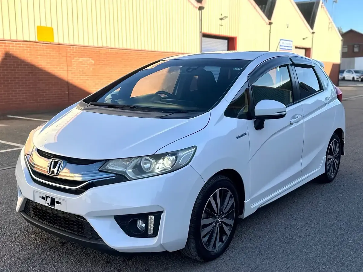 Used Honda Fit Hybrid 137 HP (100 kW) 2015 White Hatchback