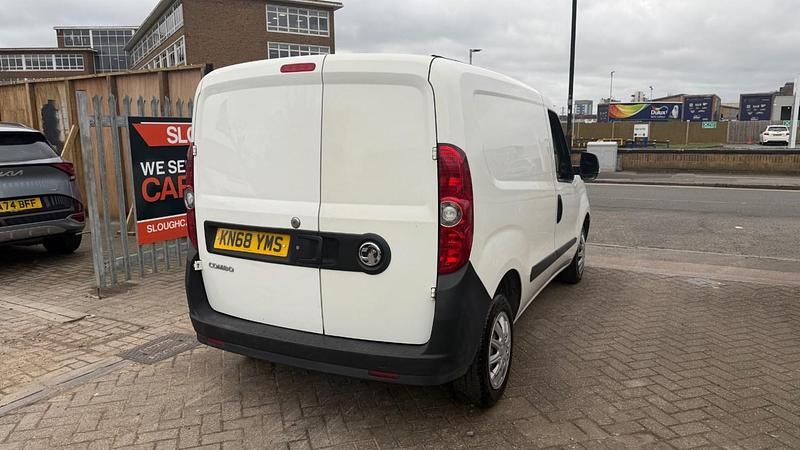 Used Vauxhall Combo 95 HP (69 kW) 2018 White MPV
