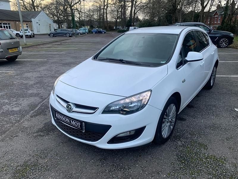 Used Vauxhall Astra Excite 2015 White Hatchback