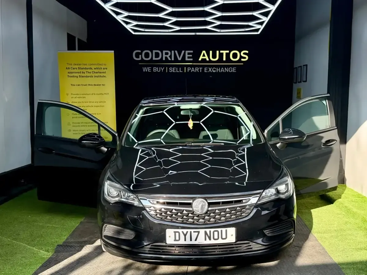Used Vauxhall Astra Design Edition 136 HP (100 kW) 2017 Black Hatchback