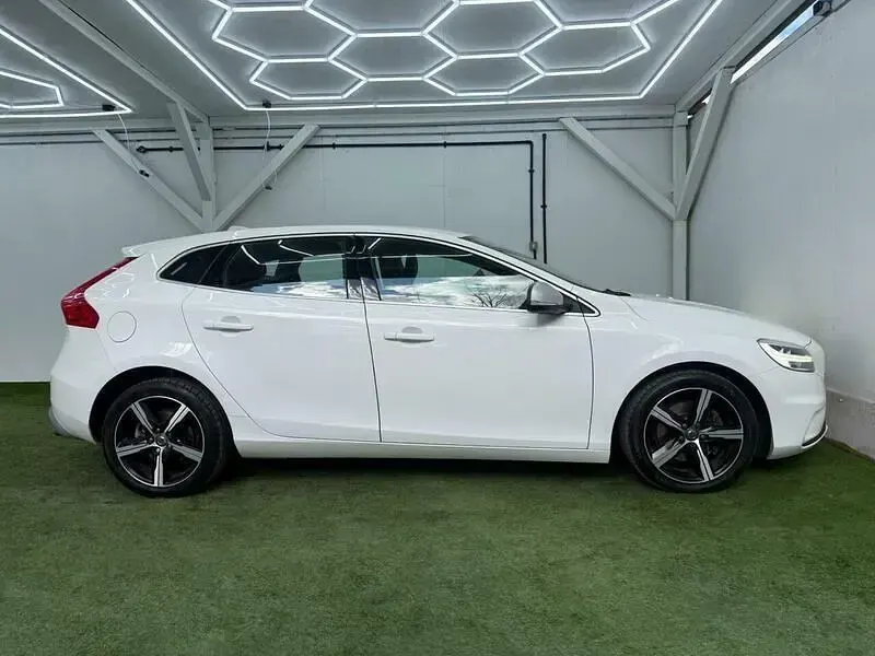 Usado Volvo V40 R-Design 122 CV (89 kW) 2018 Blanco Utilitario
