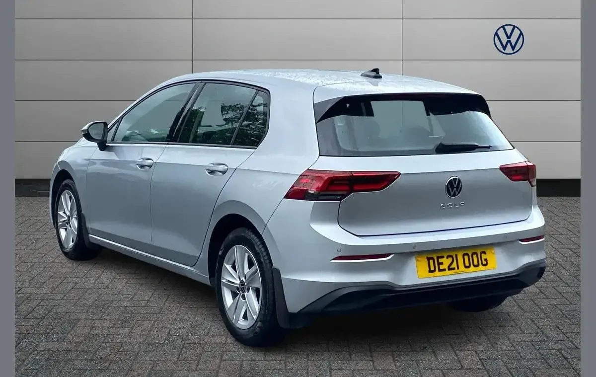 Usado VW Golf VIII Life 128 CV (94 kW) 2021 Plateado Utilitario