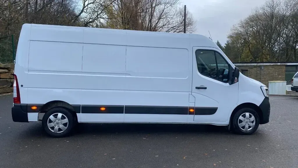 Käytetty Renault Master Business 135 HP (99 kW) 2023 Valkoinen Tila-auto
