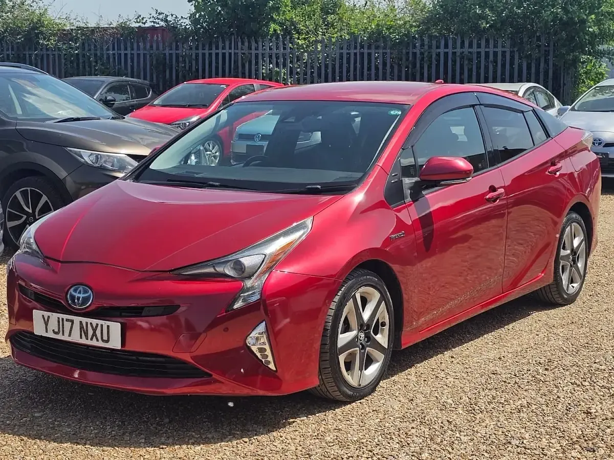 Used Toyota Prius 140 HP (102 kW) 2017 Red Hatchback