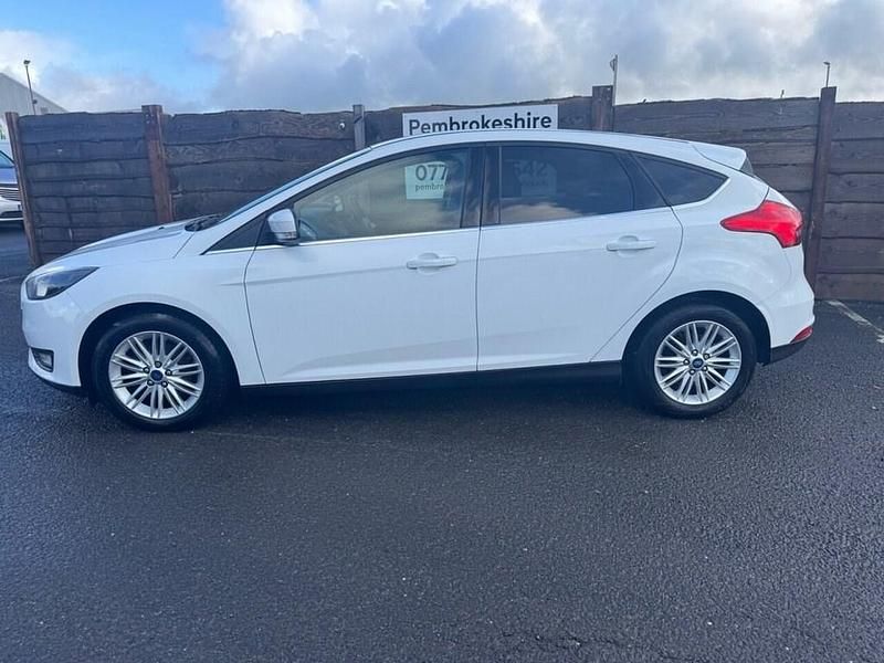 Used Ford Focus Zetec 120 HP (88 kW) 2017 White Hatchback