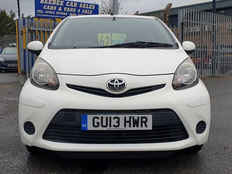 Used Toyota Aygo 67 HP (49 kW) 2013 White Hatchback