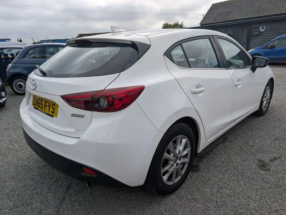 Used Mazda 3 165 HP (121 kW) 2015 White Hatchback