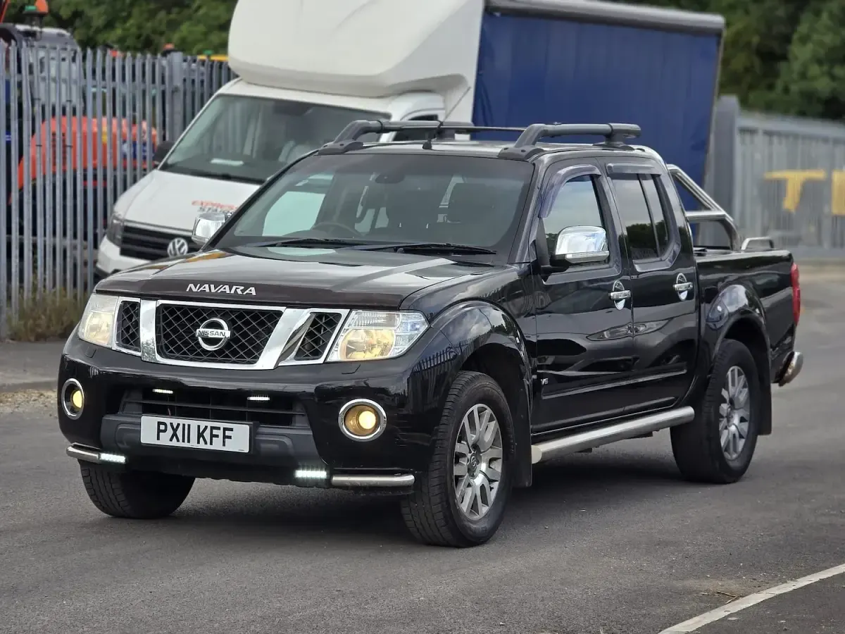 Used Nissan Navara Tekna 190 HP (139 kW) 2011 Black Pickup