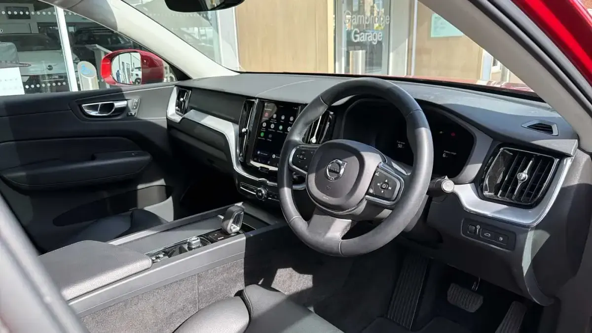 Used Volvo XC60 Inscription 350 HP (257 kW) 2022 Red SUV